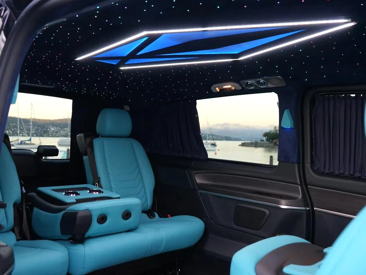 Passenger cabin of a V-Class van with turquoise seats